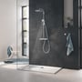 GROHE Rainshower SmartActive 310 brusesystem i krom, monteret i et moderne badeværelsesmiljø med vandløbende hoved- og håndbruser.