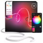 Philips Hue Flux outdoor lightstrip 5m på emballage, vist med farvet lys og Hue app.