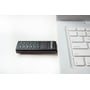Verbatim Keypad Secure USB-drev ligger vandret ved siden af en laptops tastatur med talfeltet synligt.