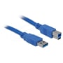 DeLock USB-kablets blå Type-A- og Type-B-hanstik ses tæt på med kabelenderne strakt ud til hver sin side.