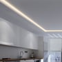 Indbygget V-TAC LED strip lys i et moderne køkkens loft, der giver klar, kold hvid belysning.