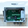 Watertec 4G PRO SMS-styring med åbent kabinet, hvor printkort, klemmer og relæer er synlige.