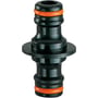 Nærbillede af Claber 8612 samleled, der viser detaljerne på de to 1/2" nippelender med orange forseglinger og den centrale mellemdel.