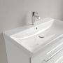 Villeroy & Boch Avento håndvask på 800 mm monteret på et hvidt møbel, set skråt fra siden med armatur.