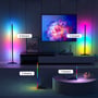 RGBIC+WW hjørnelampe i et rum med TV, der skaber en stemningsfuld atmosfære med skiftende farver og viser muligheden for forskellige lyslængder.