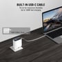 4smarts GaN Flex Screen AI-opladeren lader en bærbar computer via sit indbyggede USB-C-kabel på skrivebordet.