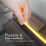 Hånd demonstrerer nem installation af V-TAC LED stribelys langs en kant, der viser fleksibilitet.