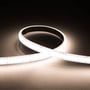 Ansell Lighting P-Cell LED strip på 5 meter, 24V, viser den fleksible hvide LED-strip bøjet i en kurve med synlige dioder.