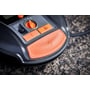 Fokus på Osram TYREinflate 6000 dækoppumperens kontrolpanel med orange knapper til tænd/sluk og USB-opladning.