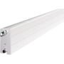 Hvid Purmo KON V33 lavkonvektor, 286 mm høj og 3000 mm lang, set skråt fra enden med tilslutninger.