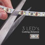 Hånd klipper V-TAC LED strip ved den markerede 3 LED-sektion, demonstrerer tilskæringsfleksibilitet.