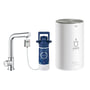 Grohe Red II Mono køkkenarmatur i krom med L-tud, tilhørende kedel og et blåt Grohe Blue filter på hvid baggrund.