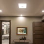 V-TAC LED-sensorlampen lyser monteret i loftet i en stue med indbyggede spots.