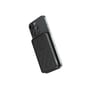 Xtorms sorte magnetiske powerbank sidder på bagsiden af en smartphone, set skråt bagfra.