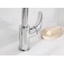 Grohe Swift etgrebs armatur i krom med blank overflade og indbygget løft-op bundventil ved siden af sæbe.