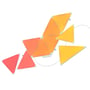 En gruppe af Nanoleaf Shapes Triangles paneler i røde, orange og gule farver, sat sammen på en hvid baggrund.