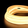 Tættere visning af LEDlife HiCri Neon COB RA95 LED strip, der viser den tætte række af dioder i det fleksible neonrør.