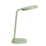Set fra siden, den grønne Lumie Task bordlampe i metal med sit karakteristiske buede design.
