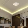 Den tændte, hvide V-TAC LED-loftlampe er monteret i loftet over en sofa i en stue.