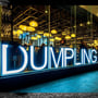 Tekst "DUMPLING" oplyst af V-TAC LED moduler bag et vindue i en restaurant om natten.