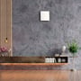 Arida Venti 160 WiFi stillerumsventilator monteret på en stilfuld væg med grå tekstur, som en del af en moderne indretning.