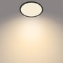 Philips myLiving Super Slim LED loftlampe i sort, oplyst med varmt hvidt lys på en neutral baggrund.