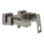 Grohe Eurocube etgrebsbatteri til kar/brus i messing børstet, med metalgreb og 1/2" tilslutning på hvid baggrund.