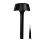Dyberg Larsen Valencia bedlampe i sort metal, 12W solcelle, med jordspyd til montering, vist på hvid baggrund.