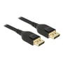 Detaljeret vinkel af Delock 8K DisplayPort-kablets gyldne hanstik, som viser den sorte kabelkappe.