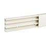 Detalje af Schneider Electric minikanal med 3 rum og forborede huller, fremstillet af hvid PVC til kabelføring.