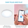 Viser installationsprocessen for WiZ loftslampe: montering af selve lampen og download af WiZ app på smartphone.