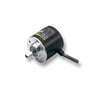 Omron E6B2-CWZ5B inkremental encoder med 500 ppr, 12-24VDC, PNP udgang og 2m kabel, vist på hvid baggrund.