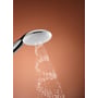 Grohe Tempesta 110 bruser, med krom finish og 3 spraymønstre, viser vand der strømmer ud mod en orangerød baggrund.