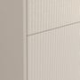 Detaljebillede af den stribede front på Dansani Mido+ Classic møbelpakken i sand mat farve.