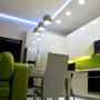 Indendørs belysningsinstallation med V-TAC LED strips monteret i loftet i et moderne køkkenmiljø, fremviser neutralt hvidt lys.