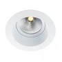 Nærbillede af SLC OneSoft LED downlight, der viser den indbyggede lyskilde og den strukturerede reflektor.