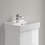 Villeroy & Boch Collaro 45 cm håndvask i hvidt porcelæn med moderne armatur og overløb, monteret på væg med grå baggrund.