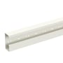 Schneider Electric WGX-S kanaldel i RAL9010 hvid, 170x72mm, set fra siden med fokus på udskæringer til kabelføring.