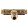 ITE T-stykke med tre 3/8'' flare tilslutninger i messing, vist isoleret på hvid baggrund.