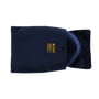 Travel Blue Tranquility Pillow i navyblå, halvt foldet ind i sin integrerede opbevaringspose.