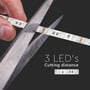 V-TAC VT-5050 LED-strip klippes med en saks ved et markeret klippested mellem LED-sektionerne.