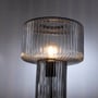 Paul Neuhaus Fungus glasbordlampe i røgfarvet glas med ribbet tekstur, viser lyskilden bag glasset.