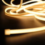Close-up af enden på LEDlife HiCri Neon COB RA95 LED strip, der viser den afsluttede ende og det klare lys.
