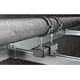 Fischer SaMontec FRS Plus rørbøjler holder et vandret rør under en montageskinne med gevindstænger.