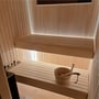 LEDlife Neon Sauna LED strip installeret under en saunabænk for indirekte varmt hvidt lys, 2800K.