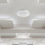 Rund V-TAC LED kupelampe med stjernehimmel dæksel, monteret på et geometrisk hvidt loft.