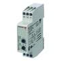 Carlo Gavazzi DAA51CM24-tidsrelæ set tættere på forfra med to indstillingshjul, mærkning og terminalåbninger.