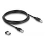 Et sort USB-kabel med standard USB-A og USB-B stik samt en lille USB dongle, klar til tilslutning.