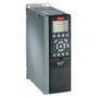 Danfoss VLT FC202 frekvensomformer på 3kW med IP20C1 filter og et kontrolpanel med skærm og knapper.