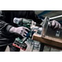 Metabo NP 18 LTX BL 5.0 akku-blindnittepistol bruges med batteri til at nitte en metalplade.